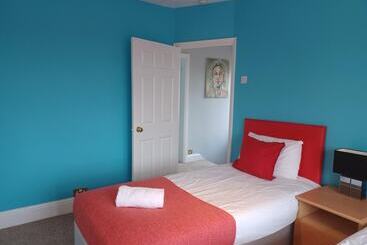 بنسيون Crawley Green House   Huku Kwetu