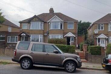 Pensione Crawley Green House   Huku Kwetu