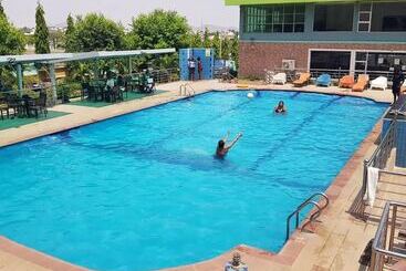 هتل Debbie S Suites And Apartments