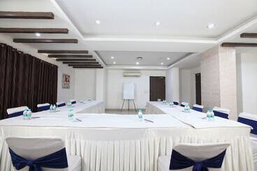 Le Crescent Hotel By Trot, Indirapuram