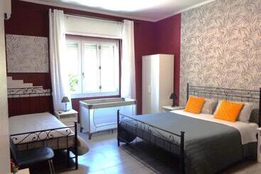 Пансион Chloe S Rooms