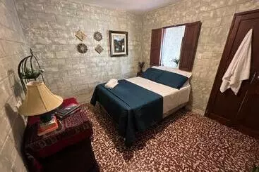 تختخواب و صبحانه Castle Style Room At The Alchemist Cafe