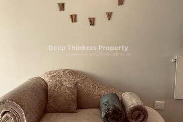 فندق Deep Thinkers Property