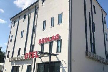 Hotel Red Flag