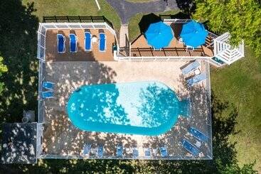 فندق Somerset Inn & Suites