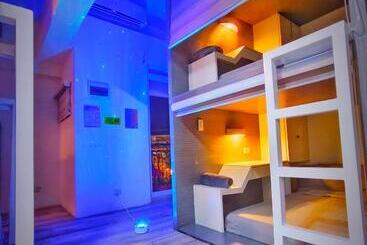 מלון כמוסות Mactan Airport Hostel At Aashvi Cozy Cabin