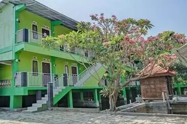 Hotel Oyo Life 92919 Kost Wijaya Kusuma Lake Syariah