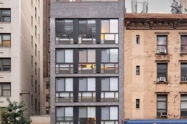 هتل Little Charlie