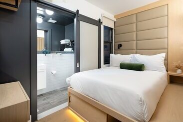 فندق Little Charlie