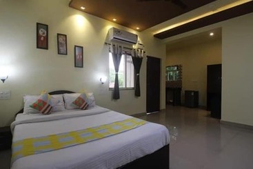 בית מלון כפרי Fabexpress Morjim Highland With Swimming Pool