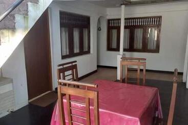 בית מלון כפרי Lions Den & Lions D Restaurant Bar