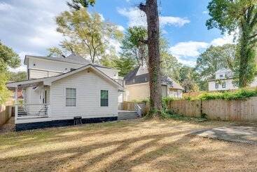 کلبه Family Home W/ Backyard ~ 2 Mi To Downtown Atlanta