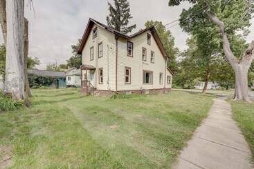 Mökkimajoitus Centrally Located Albion Home With Screened Porch!
