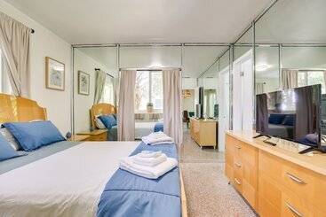 Walk To Ocean: Chic Deerfield Beach Cottage!