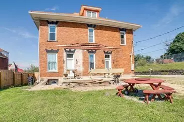 Mökkimajoitus Inviting Connellsville Getaway W/ Deck!