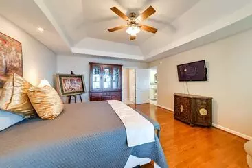 コテージ Lake Barkley Home W/ On Site Beach: Boat + Swim!