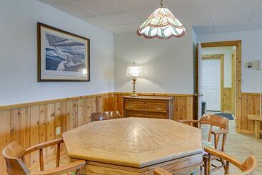 Сельский дом Lakefront Maryland Home Deck, Grill & Pool Table