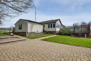 Mökkimajoitus Pool, Deck & Fire Pit: Dog Friendly Ohio Escape!