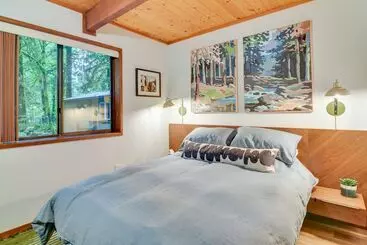 Mökkimajoitus Rhododendron Creekside Cabin W/ Hot Tub & Fire Pit