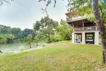 コテージ Riverfront Cuero Vacation Home W/ Spacious Deck!