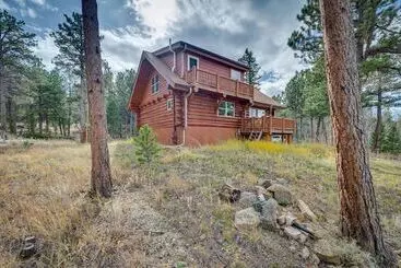 コテージ Rustic Ward Retreat W/ Deck + Mountain Views!