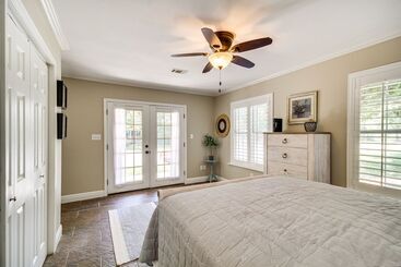 Сельский дом Waveland Retreat W/ Yard: Walkable Location