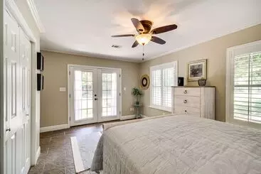 Mökkimajoitus Waveland Retreat W/ Yard: Walkable Location