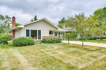 Hus på landet Glen Ellyn Home: Walk To Downtown Dining & Shops!