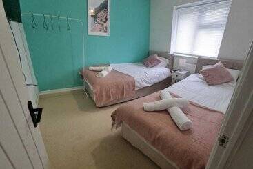 Rezidans Stunning 3 Bed Home Near City Centre, Chic Comfort