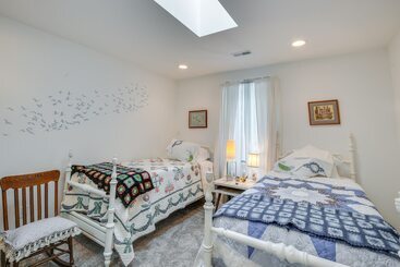 بيت ريفى Spacious & Secluded Shook Home W/ Private Hot Tub!