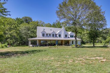 Vakantiehuisje Spacious & Secluded Shook Home W/ Private Hot Tub!