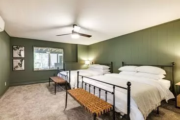 Mökkimajoitus Deck & Fire Pit: Stunning Twain Harte Cabin!