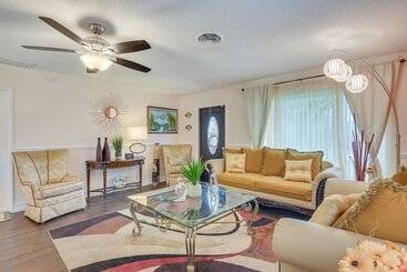 קוטג'' Welcoming Sunrise Retreat W/ Private Backyard