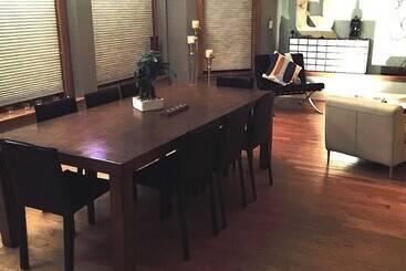 Hotel House 5863  Chicago S Premier Bed And Breakfast