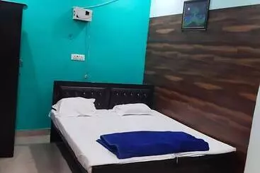 Shriveni Madhav Hotel Near Kalindi Floating Restaurant