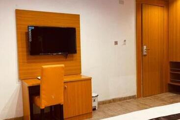 Maia Hotel And Suites