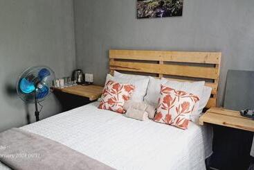 פנסיון Matibidi Guest Lodge