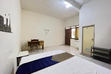 ホテル Spot On 93398 Sudimoro Guest House