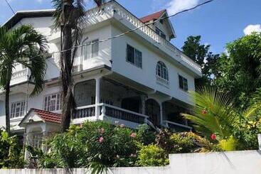 پانسیون Happy Grove Lodge