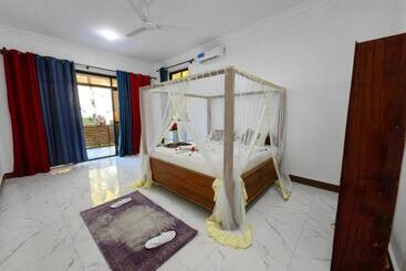 Blue Tides Hotel & Restaurant