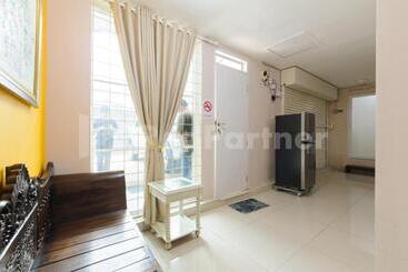 בית מלון כפרי Bintaro Guest House Near Rs Pondok Indah Bintaro Redpartner