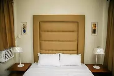 Hotelli Reddoorz At Alejandro S Suites & Venue