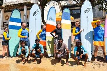 Отель Roots Retreat