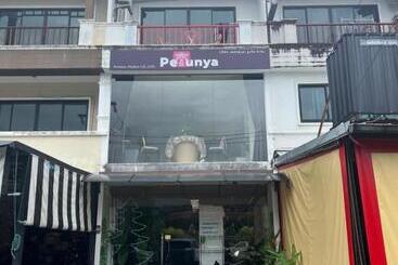 펜션 Petunya Phuket Guest House