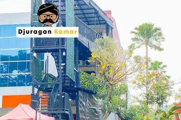 ユースホステル Djuragan Kamar Suhat