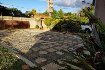 פנסיון Emangweni Guest House