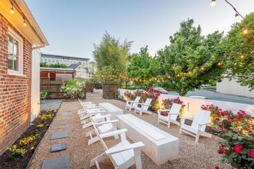 Hotel Boutique Room Steps From Downtown Mall Rose Jean Room 1