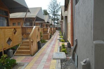 هتل Kentwood Cabins And Camp