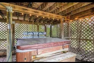 ペンション Charming Canton Guesthouse With Private Entrance & Hot Tub