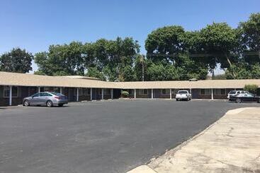 هتل Sky Ranch Inn